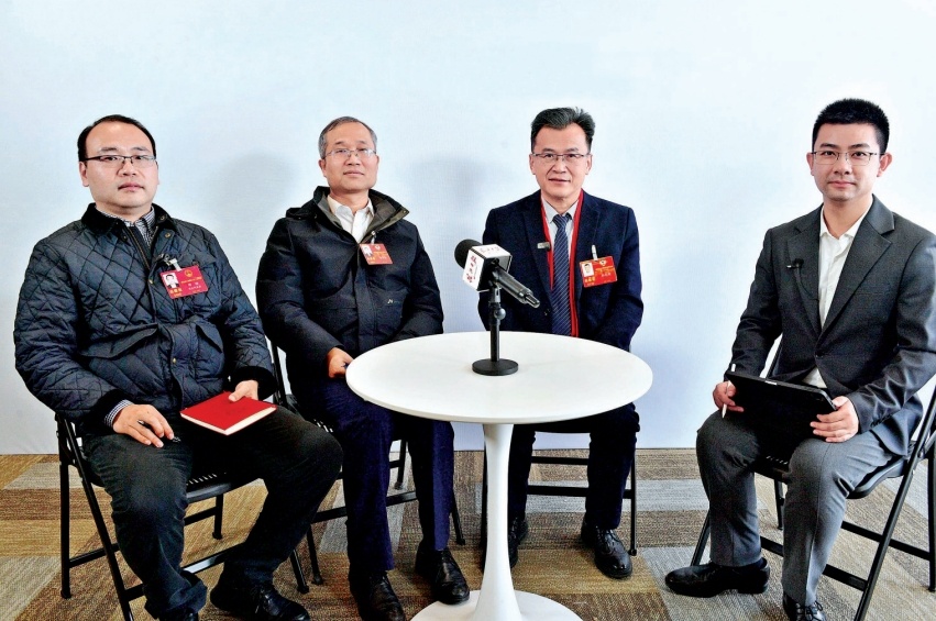 1月29日，长江日报记者邀请省人大代表邓培（左一），省政协委员冯育强（左二）、孙先明 （右二）就加快科技成果转化进行访谈。长江日报记者李永刚 摄